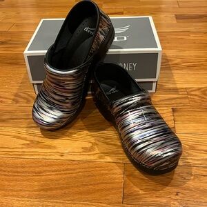 Dansko professional patent clog. Only worn a few times.